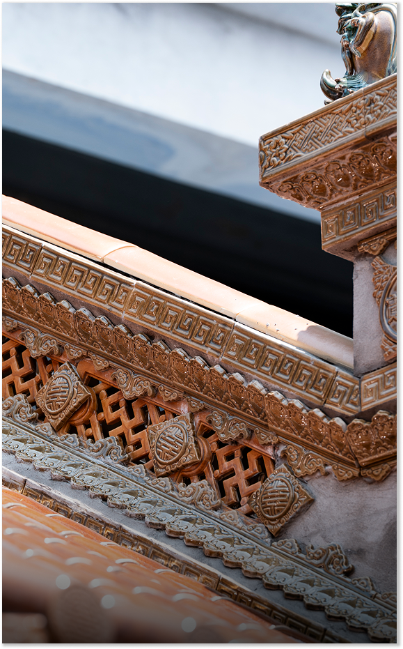 Bộ
                  bò nóc chữ vạn men nâu