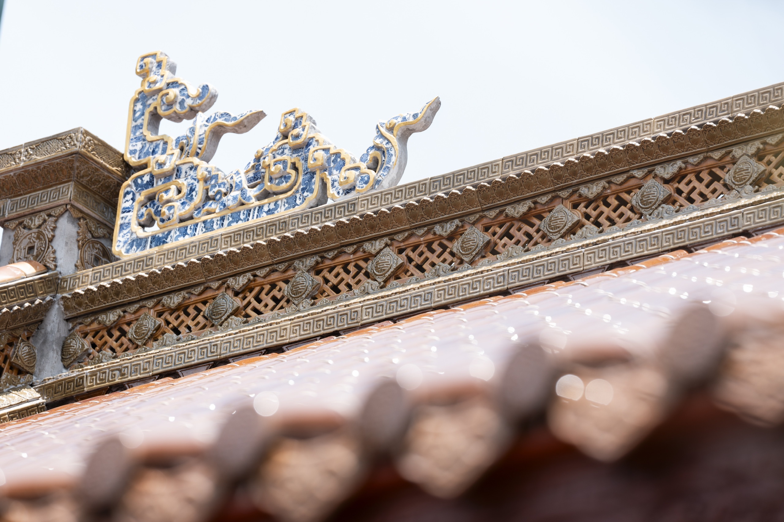 Con
                  kìm trang trí mái đình